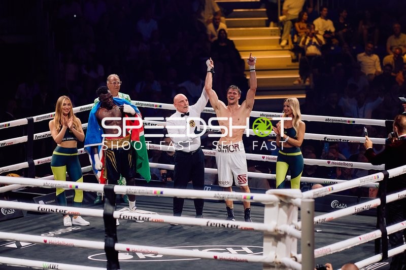 Boxer Paulinus Ndjolonimu (113; VIP) jubelt