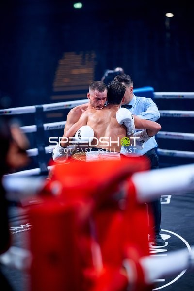 Boxer umarmen sich im Ring