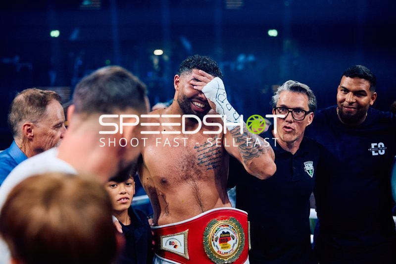 Boxer mit Meistergürtel in Ringside Zone