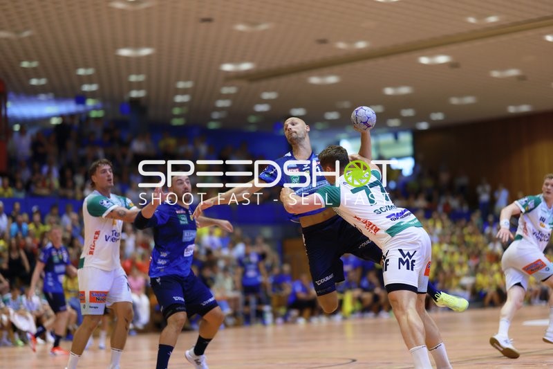 Jannik Kohlbacher (80; Rhein Neckar Löwen) wirft aufs Tor