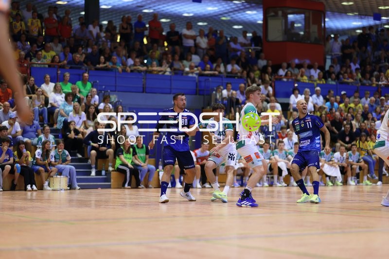 Spieler kämpfen um Ball