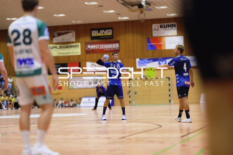 Sebastian Heymann (13; Rhein Neckar Löwen) hält den Ball