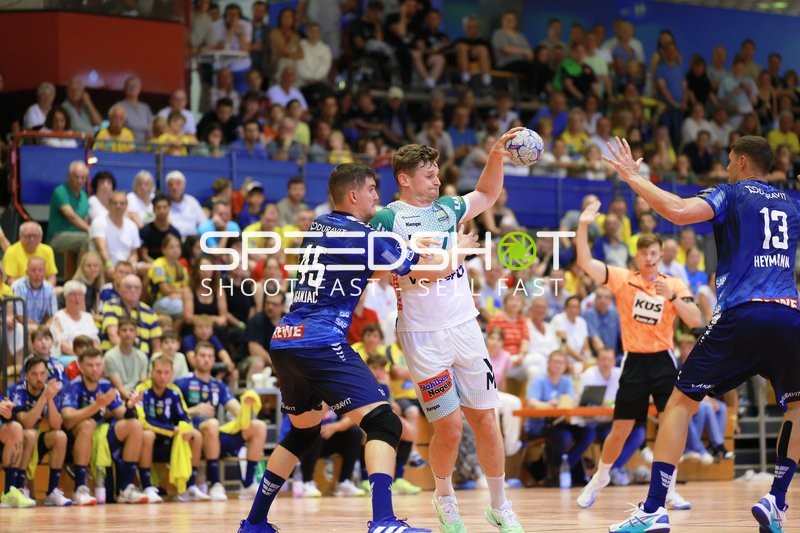 Spieler kämpfen um Ball