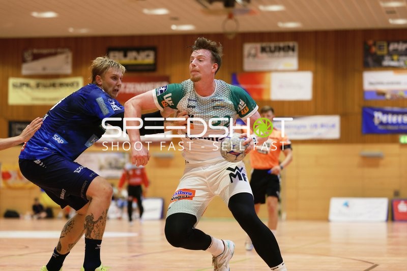 Spieler kämpfen um Ball