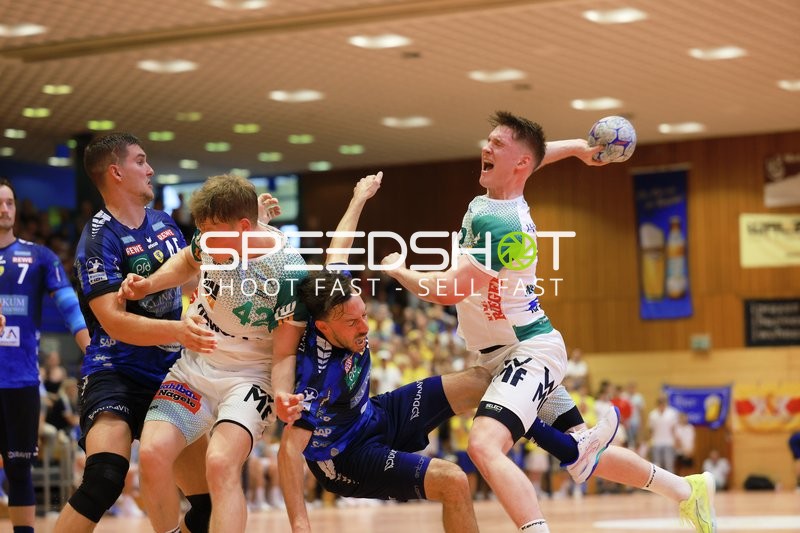 Spieler kämpfen um Ball