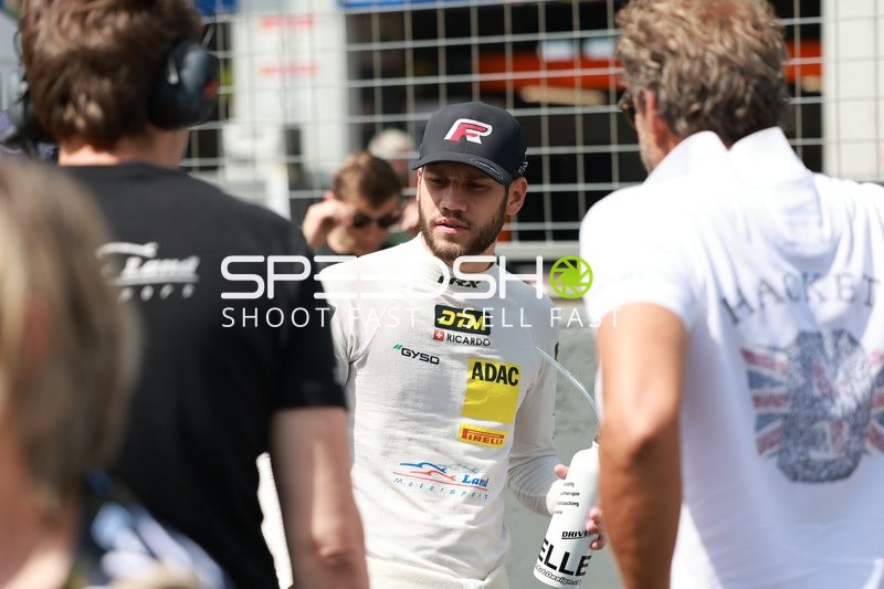 Fahrer in der Boxengasse