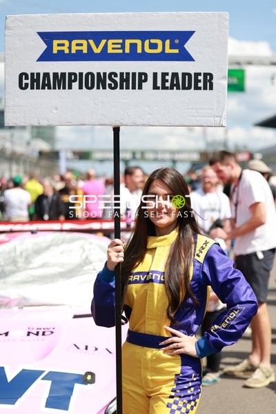Grid Girl mit Championship Leader Schild