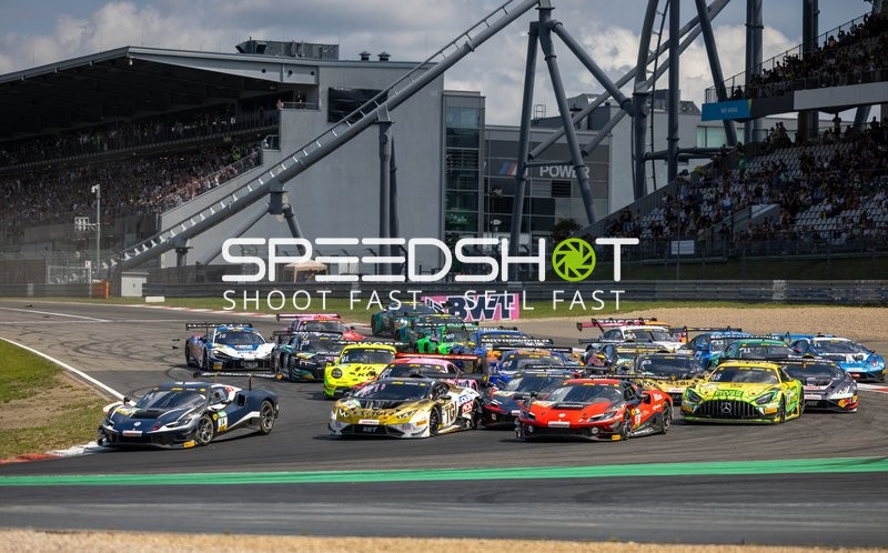 Rennfahrzeuge auf der Strecke