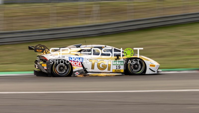 Rennfahrzeug auf der Strecke