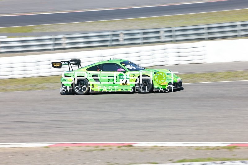 Rennfahrzeug auf der Rennstrecke