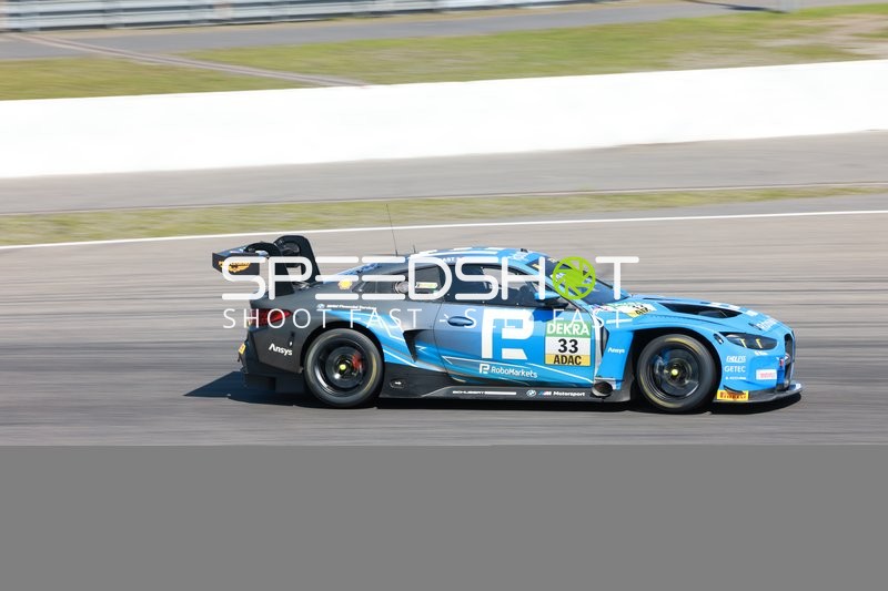 Rennfahrzeug auf der Rennstrecke