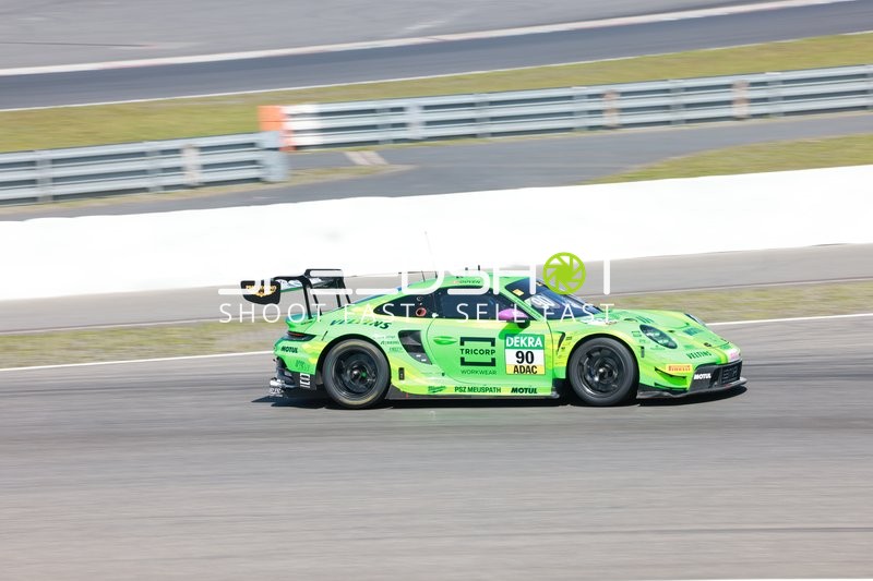 Rennfahrzeug auf der Rennstrecke