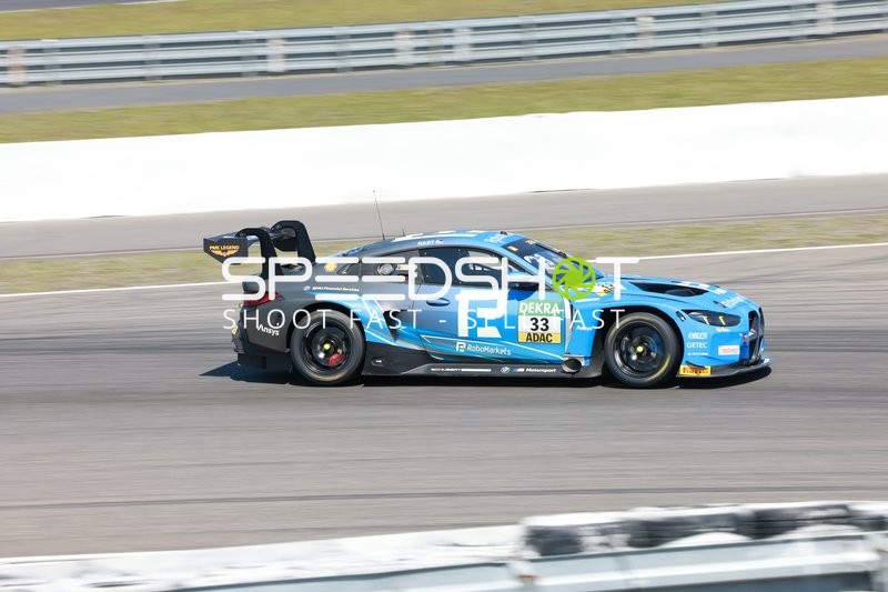 Rennfahrzeug auf der Rennstrecke