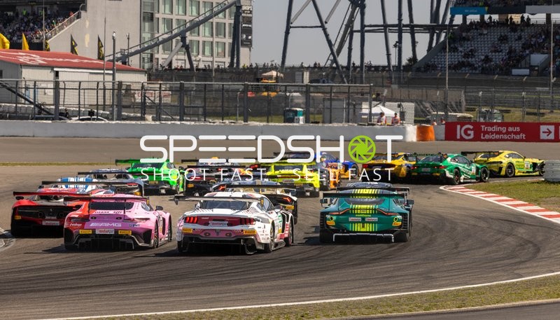 Mehrere Fahrzeuge auf der Rennstrecke