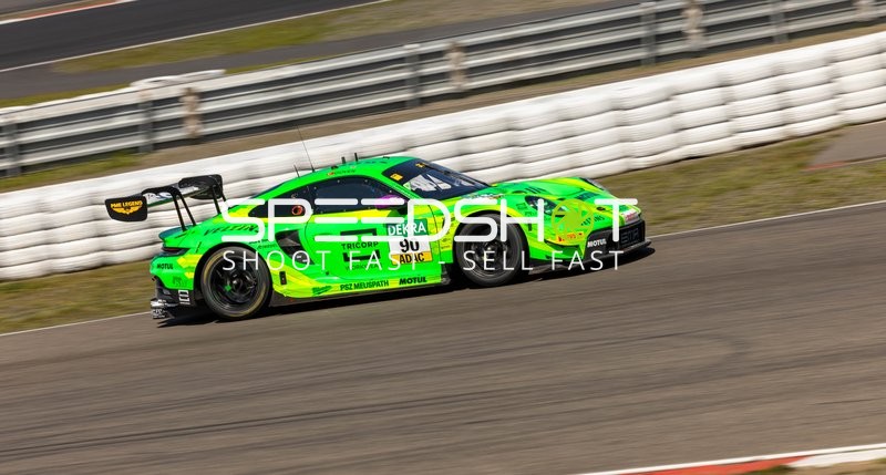 Rennfahrzeug auf der Strecke