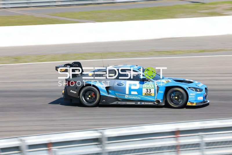 Rennfahrzeug auf der Rennstrecke