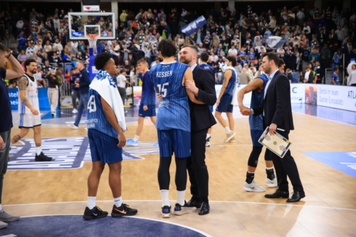 Szene mit Niklas Würzner (2; MLP Academics Heidelberg) und Devon Daniels (21; Veolia Towers Hamburg)