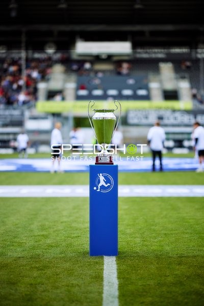 Pokaltrophäe vor Spielbeginn