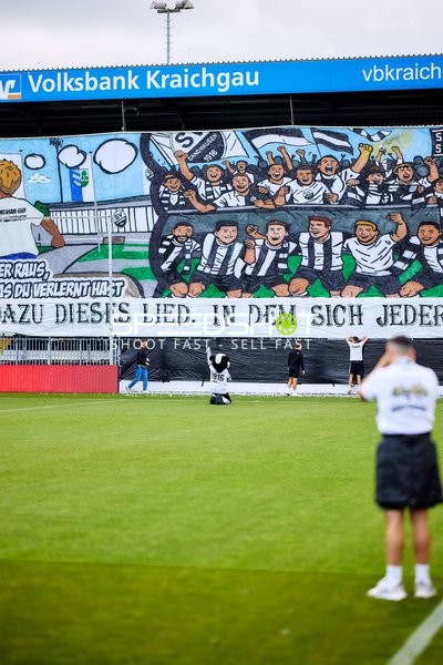 Maskottchen vor Fanwand