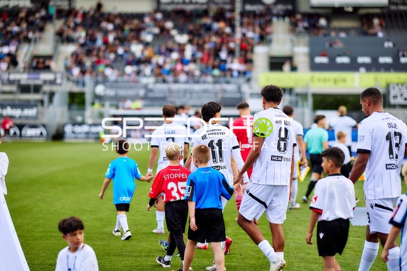 Spieler betreten Rasen vor Anpfiff