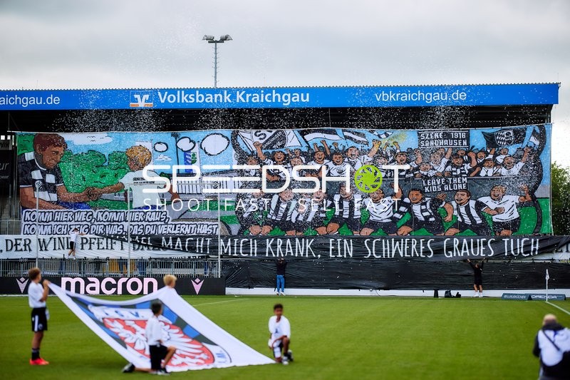 Kinder mit Banner vor Spielbeginn