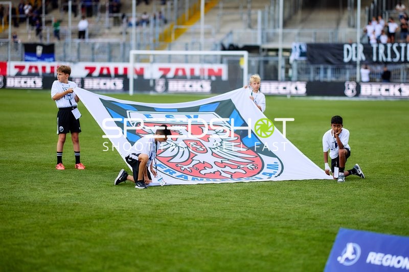 Kinder mit FSV Frankfurt Banner