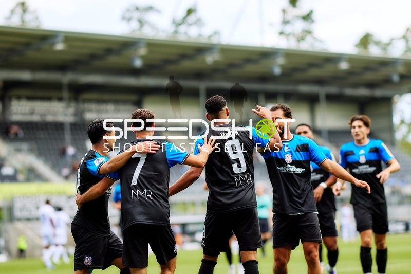 Spieler 7; FSV Frankfurt und Amin Farouk (9; FSV Frankfurt) feiern