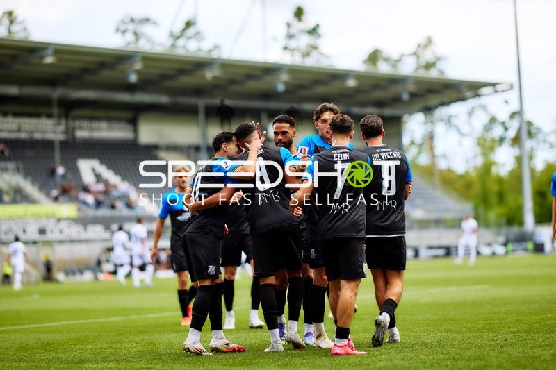 Duell und Kampf um Ball