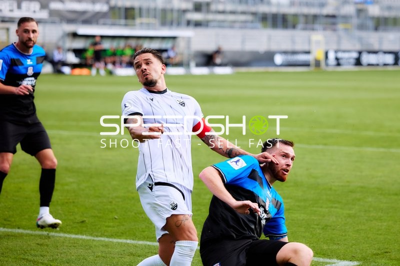 Zweikampf zwischen Yannick Osee (13; SV Sandhausen) und Lukas Gottwalt (13; FSV Frankfurt)