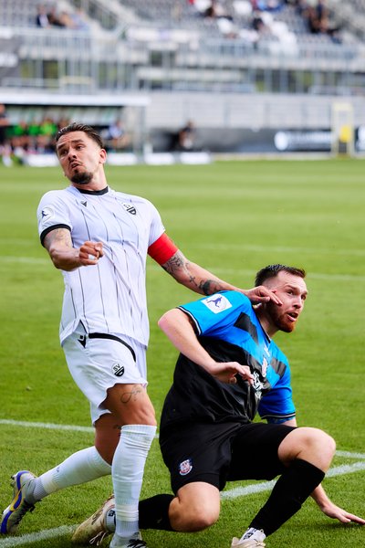 Zweikampf zwischen Yannick Osee (13; SV Sandhausen) und Cas Peters (10; FSV Frankfurt)