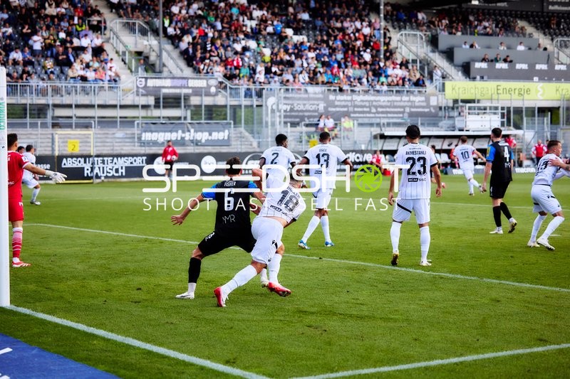 Zweikampf zwischen Yannick Osee (13; SV Sandhausen) und 6; FSV Frankfurt
