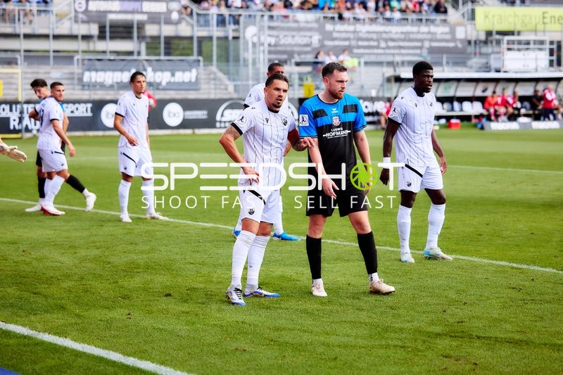 Duell zwischen Kwabe Schulz (2; SV Sandhausen) und Tim Weißmann (4; FSV Frankfurt)