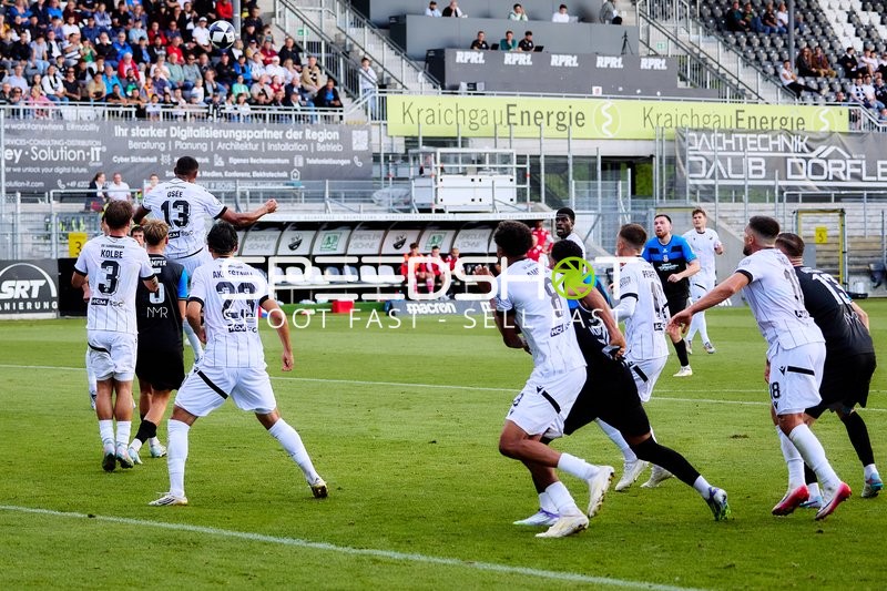 Duell um Ballbesitz im Strafraum