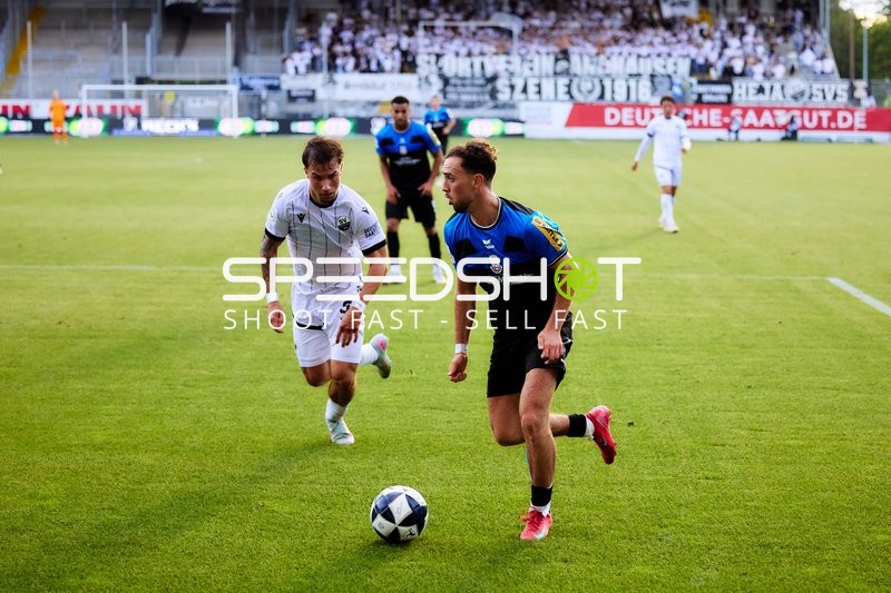 Zweikampf zwischen Louis Kolbe (3; SV Sandhausen) und Birkan Celik (2; FSV Frankfurt)