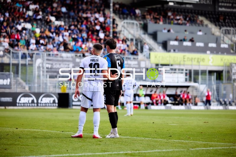 Duell zwischen Berk Inaler (18; SV Sandhausen) und 6; FSV Frankfurt