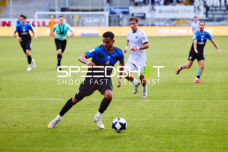 Spieler mit Ball in Aktion