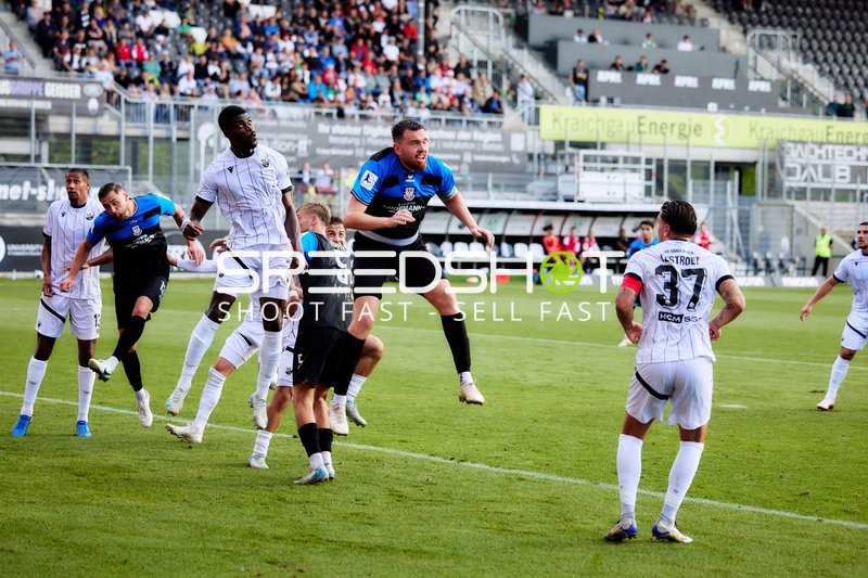 Zweikampf und Aktion auf dem Spielfeld