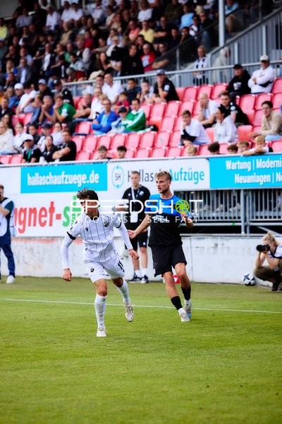 Duell zwischen 11; SV Sandhausen und Phil Kemper (5; FSV Frankfurt)