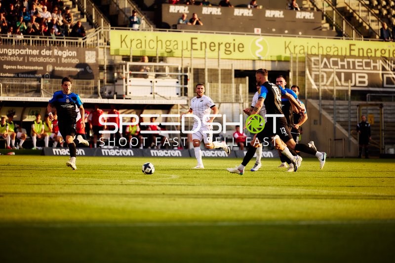 Intensive Spielsituation mit Jahn Herrmann (10; SV Sandhausen) und Lukas Gottwalt (13; FSV Frankfurt)