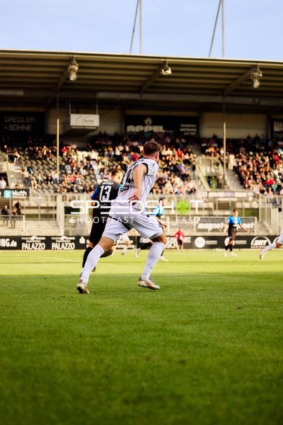 Zweikampf zwischen Jahn Herrmann (10; SV Sandhausen) und Lukas Gottwalt (13; FSV Frankfurt)