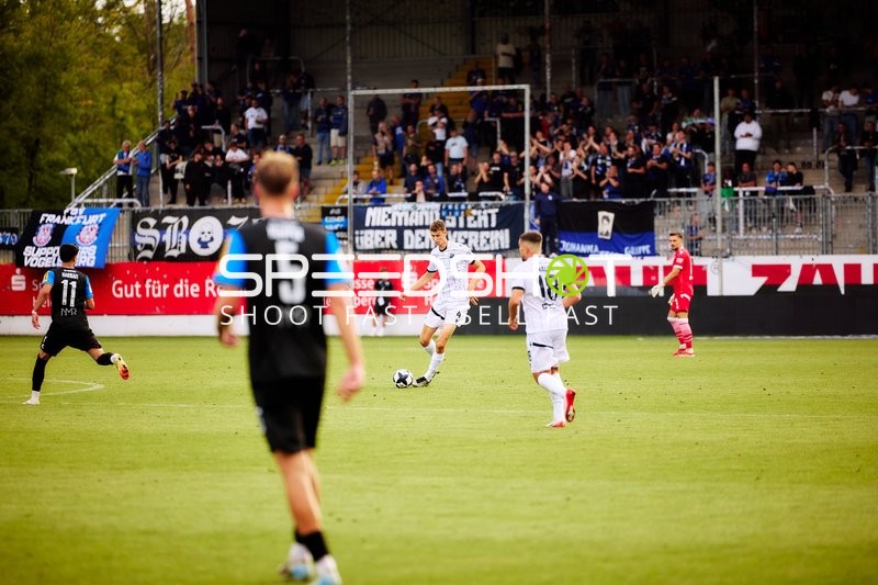 Spieler 4; SV Sandhausen, Berk Inaler (18; SV Sandhausen) und Ismail Harnafi (11; FSV Frankfurt) in Aktion