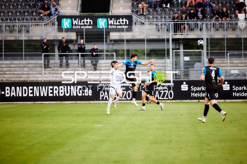 Intensives Duell um den Ball