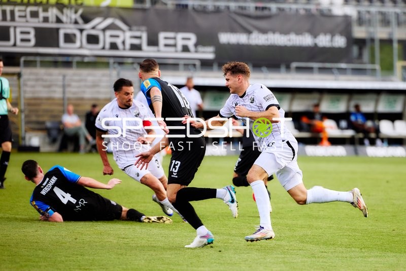 Duell zwischen Louis Kolbe (3; SV Sandhausen) und Lukas Gottwalt (13; FSV Frankfurt)