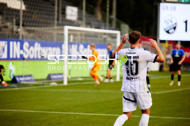 Spieler mit Ball in Aktion