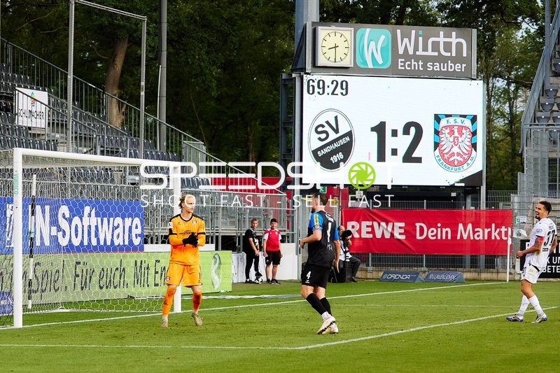 Spielszene mit Torwart und Verteidiger