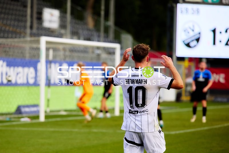 Spieler Jahn Herrmann (10; SV Sandhausen) vor dem Tor