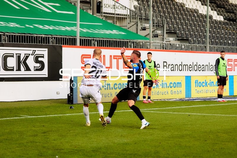 Zweikampf zwischen Phil Halbauer (20; SV Sandhausen) und Lukas Gottwalt (13; FSV Frankfurt)