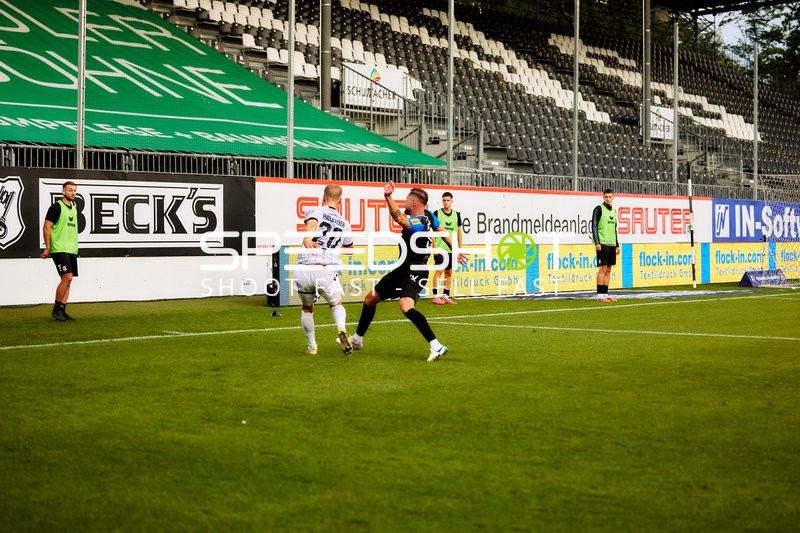Zweikampf zwischen Phil Halbauer (20; SV Sandhausen) und Cas Peters (10; FSV Frankfurt)