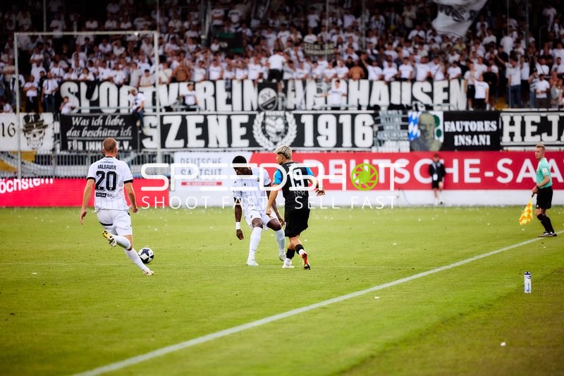 Zweikampf zwischen Phil Halbauer (20; SV Sandhausen) und Elias Adam Breir (19; FSV Frankfurt)