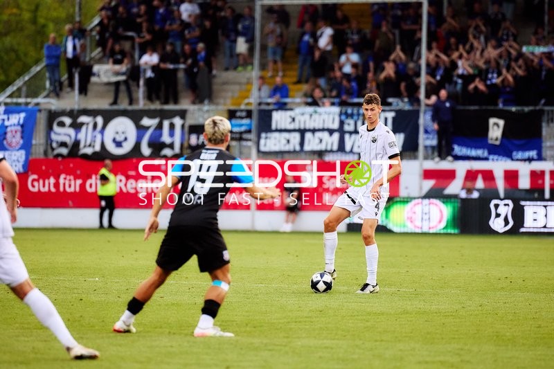 Spieler 4; SV Sandhausen und Elias Adam Breir (19; FSV Frankfurt) im Duell